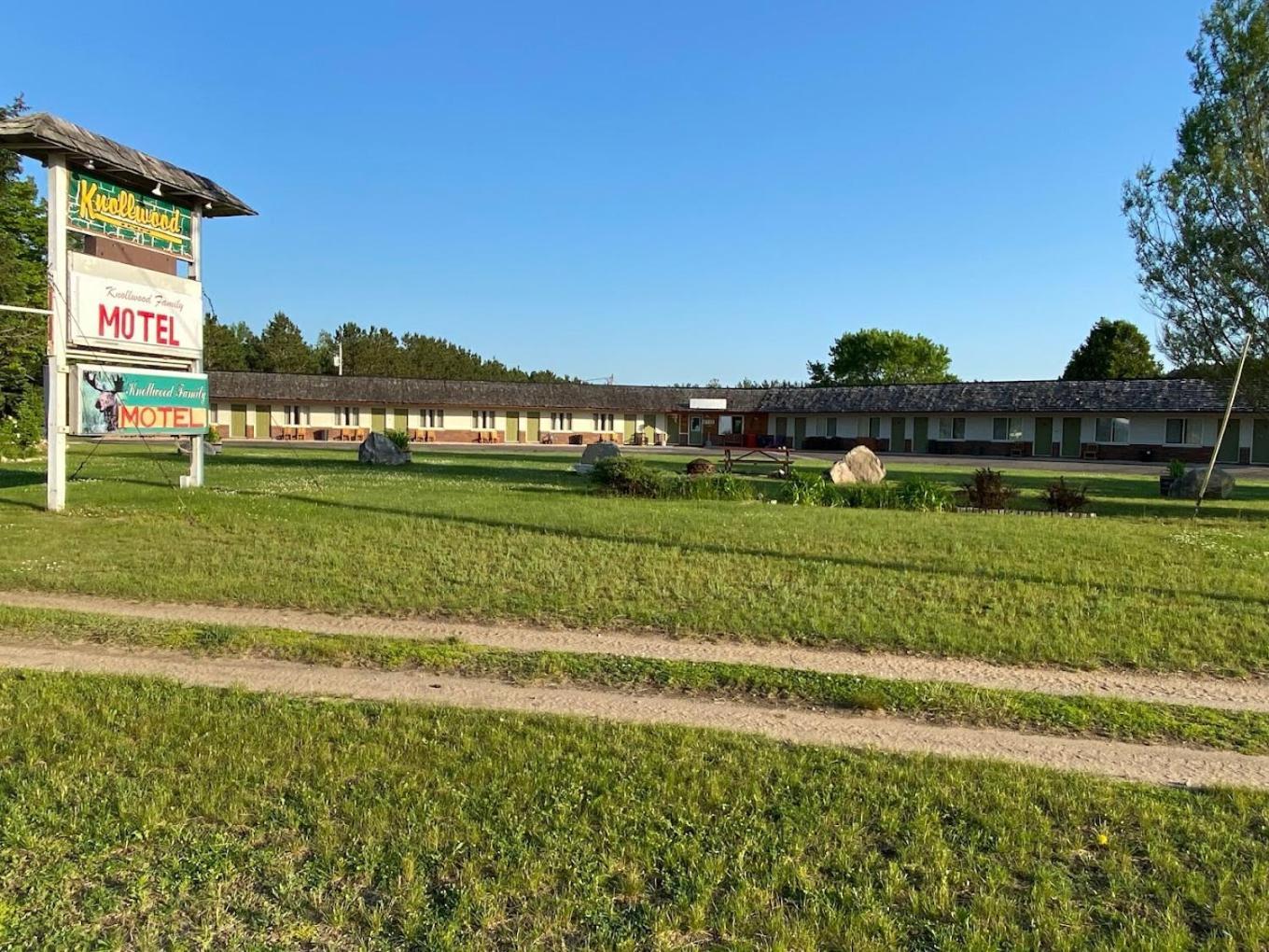 The Trail Inn - Newberry, Mi - Formerly Knollwood Inn - 13467 M-28 المظهر الخارجي الصورة