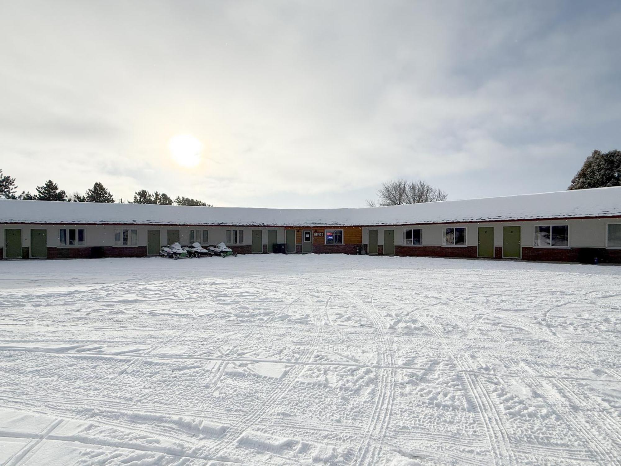 The Trail Inn - Newberry, Mi - Formerly Knollwood Inn - 13467 M-28 المظهر الخارجي الصورة