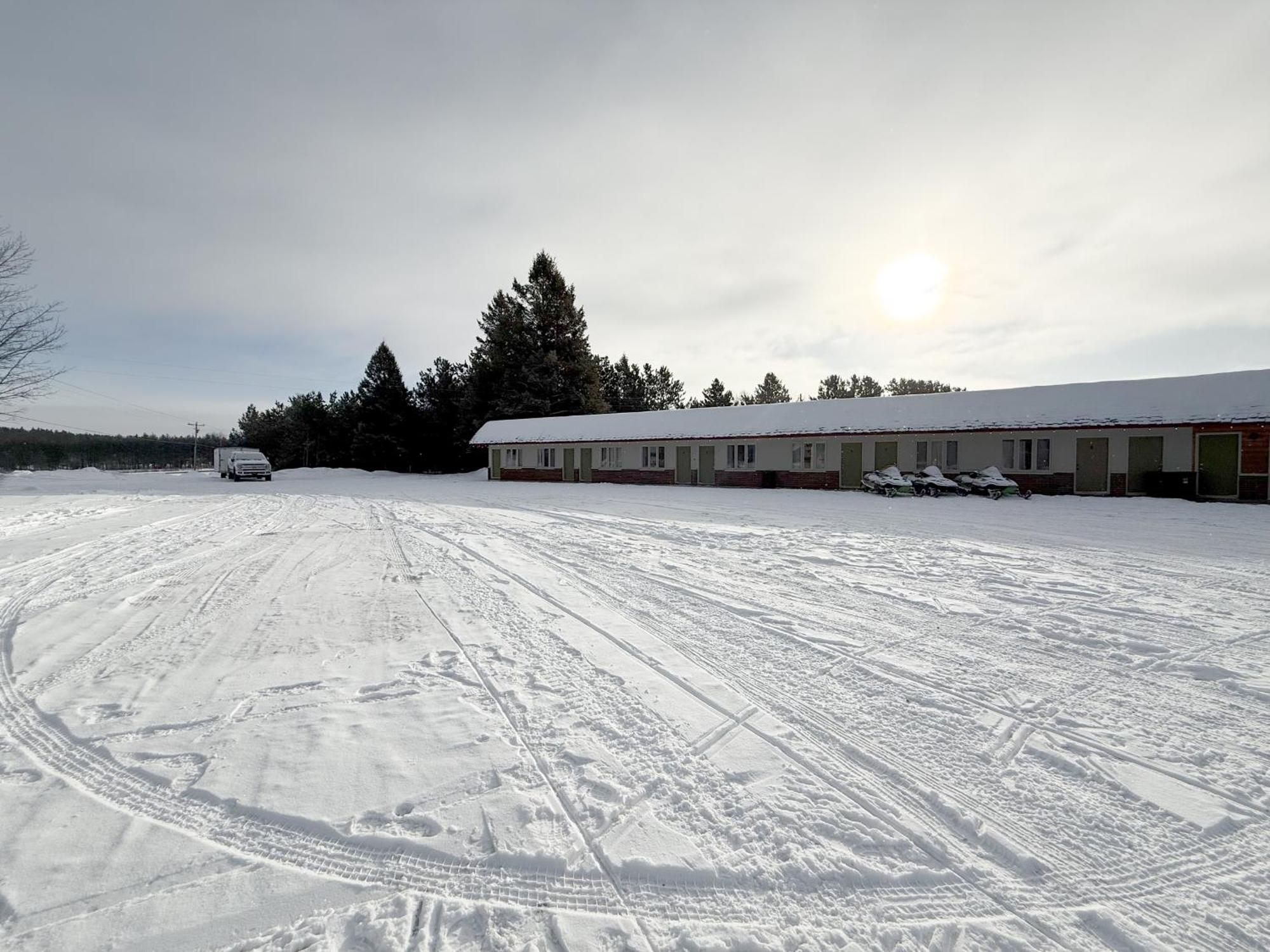 The Trail Inn - Newberry, Mi - Formerly Knollwood Inn - 13467 M-28 المظهر الخارجي الصورة