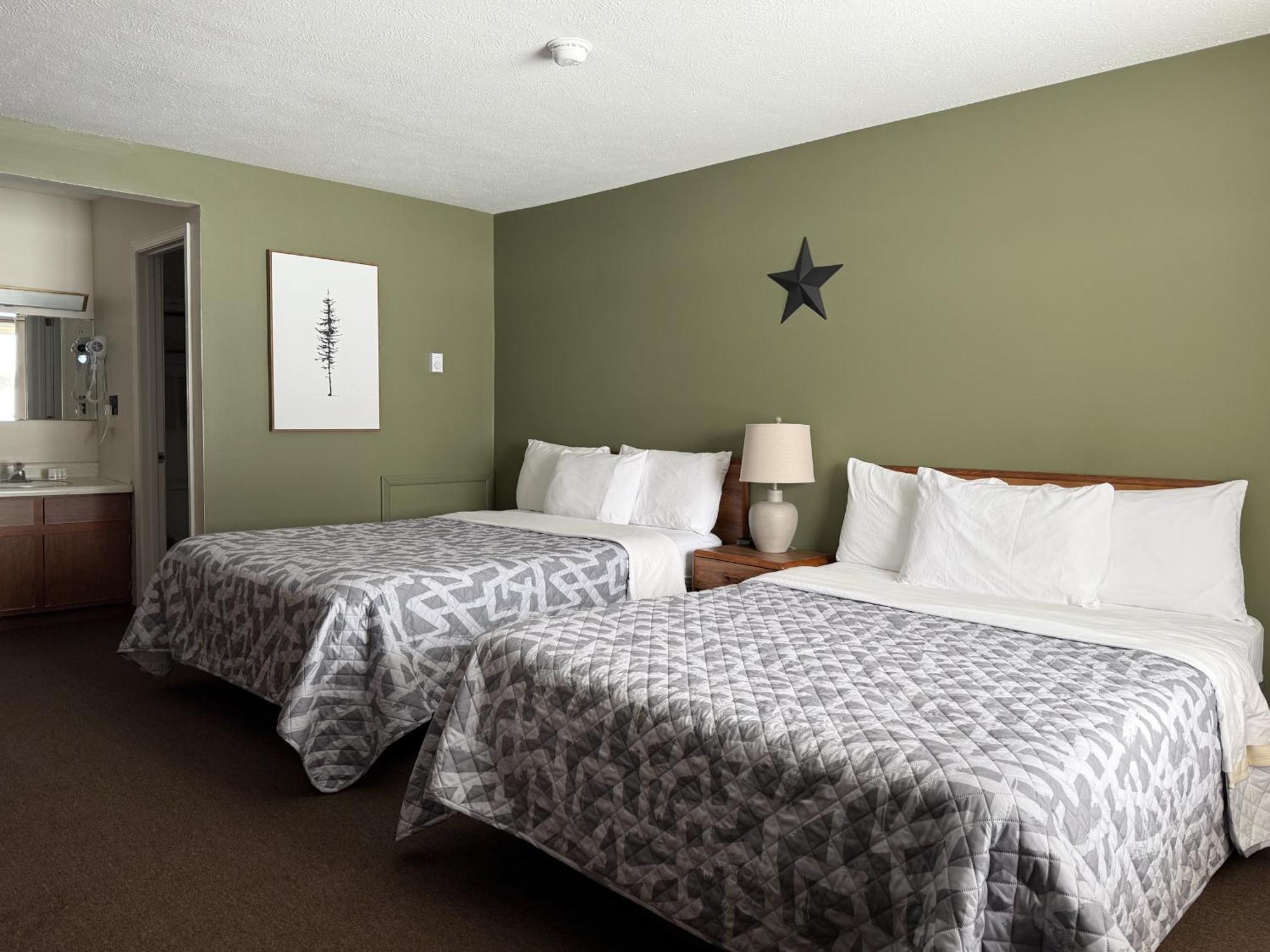The Trail Inn - Newberry, Mi - Formerly Knollwood Inn - 13467 M-28 المظهر الخارجي الصورة
