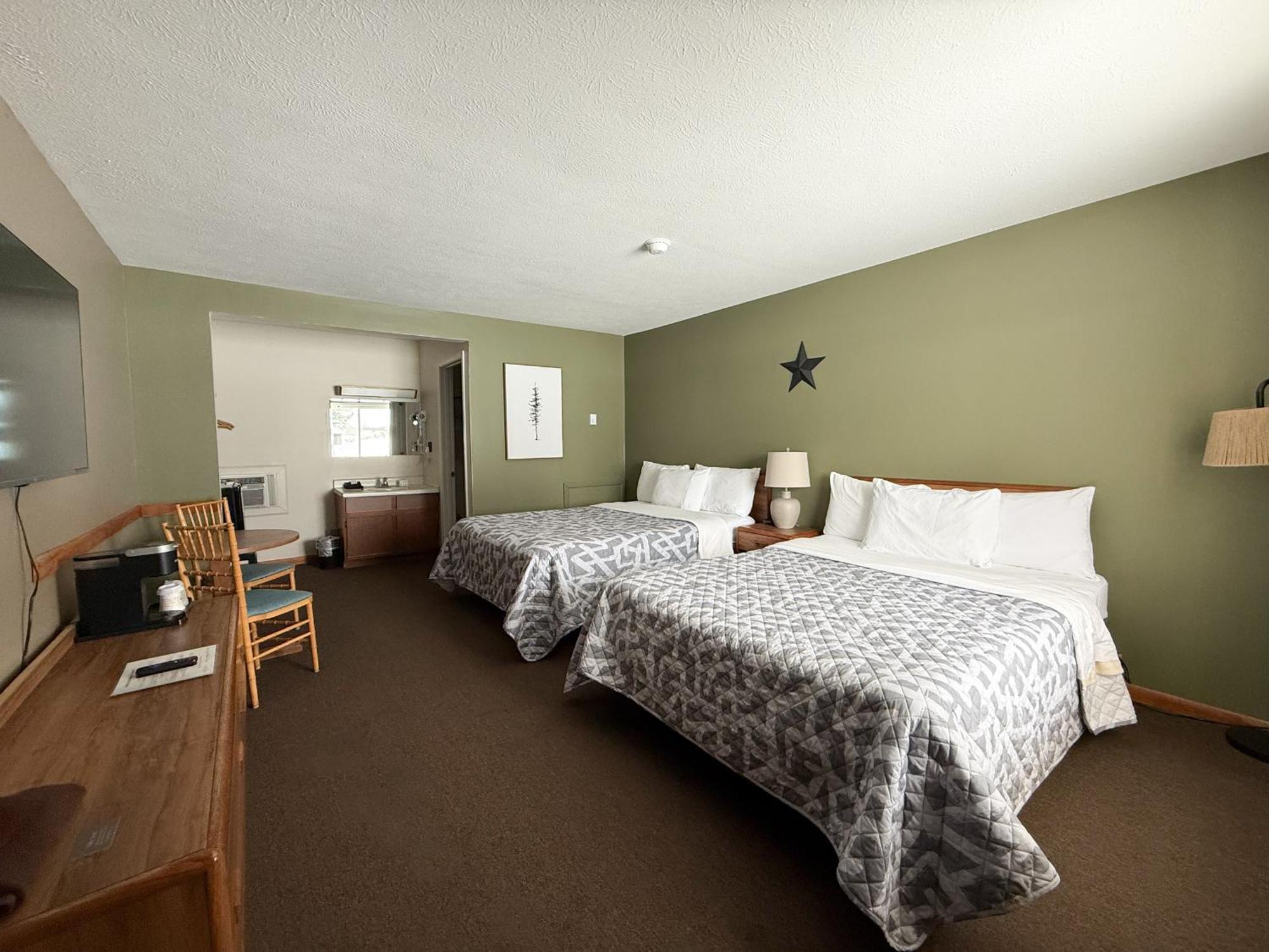The Trail Inn - Newberry, Mi - Formerly Knollwood Inn - 13467 M-28 المظهر الخارجي الصورة