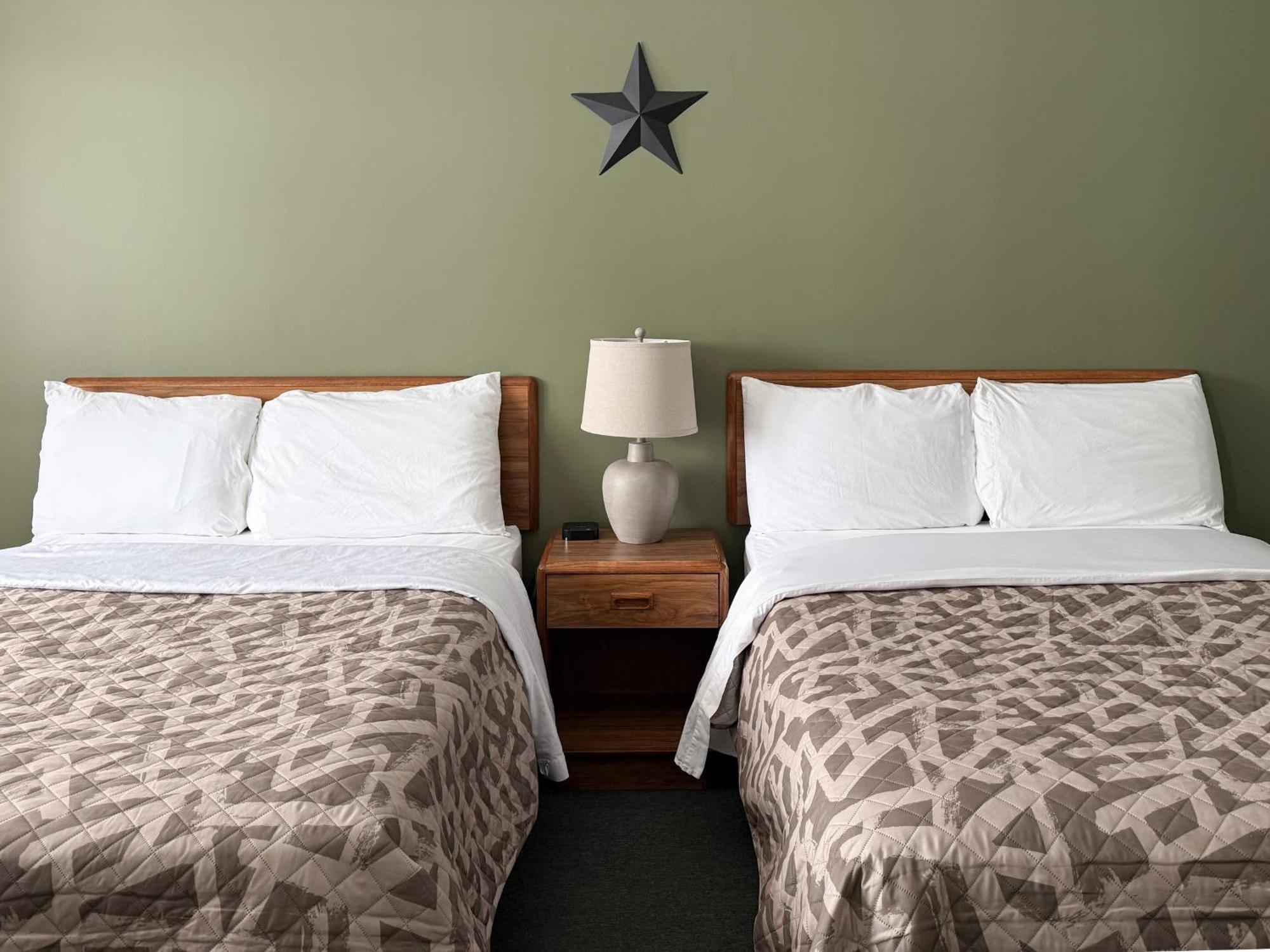 The Trail Inn - Newberry, Mi - Formerly Knollwood Inn - 13467 M-28 المظهر الخارجي الصورة