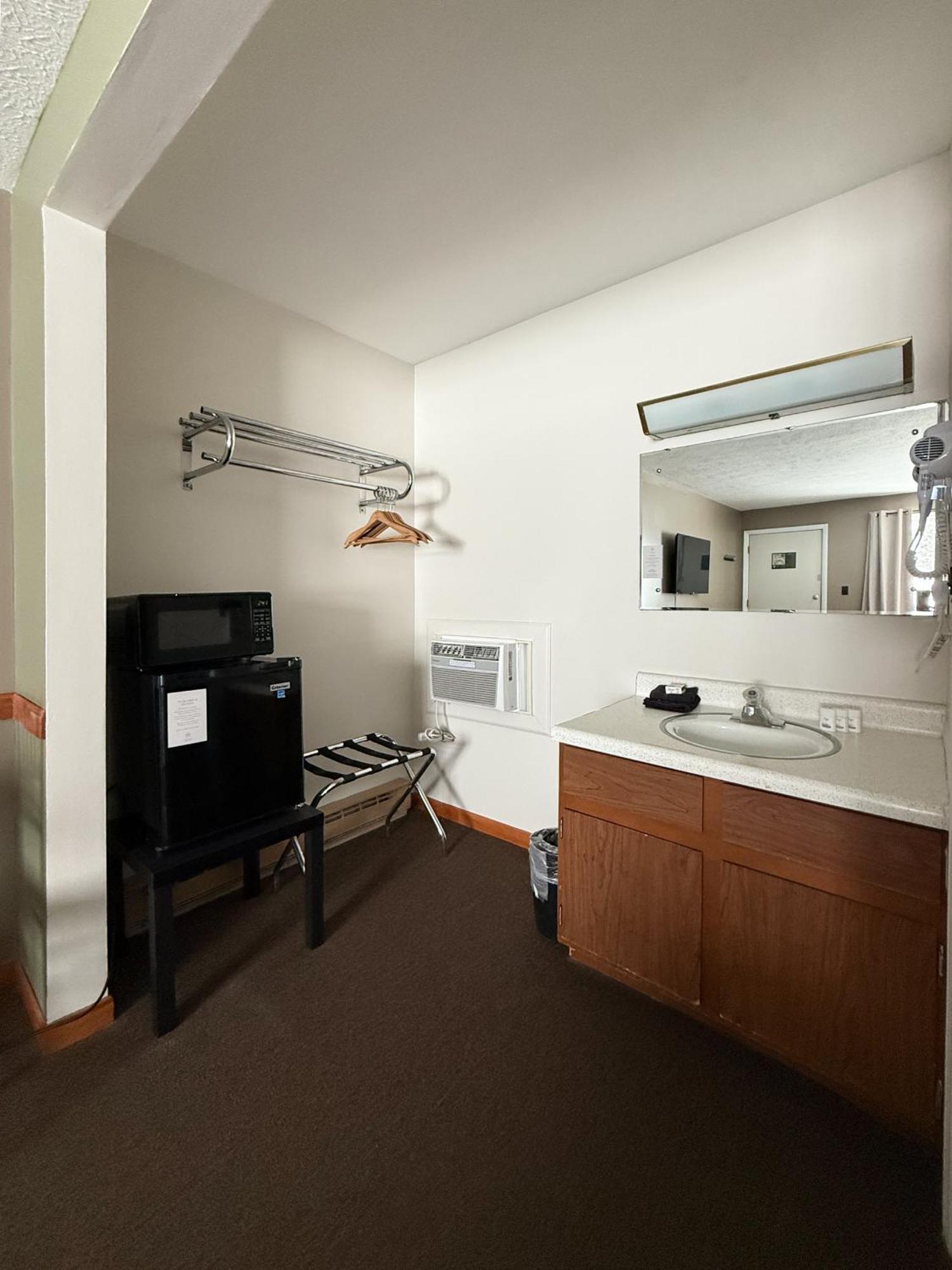 The Trail Inn - Newberry, Mi - Formerly Knollwood Inn - 13467 M-28 المظهر الخارجي الصورة