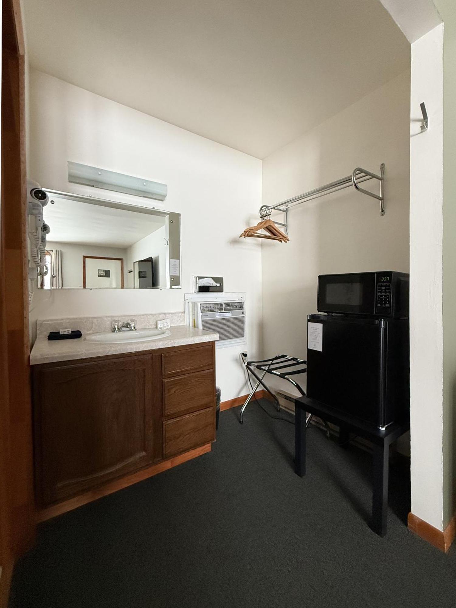 The Trail Inn - Newberry, Mi - Formerly Knollwood Inn - 13467 M-28 المظهر الخارجي الصورة