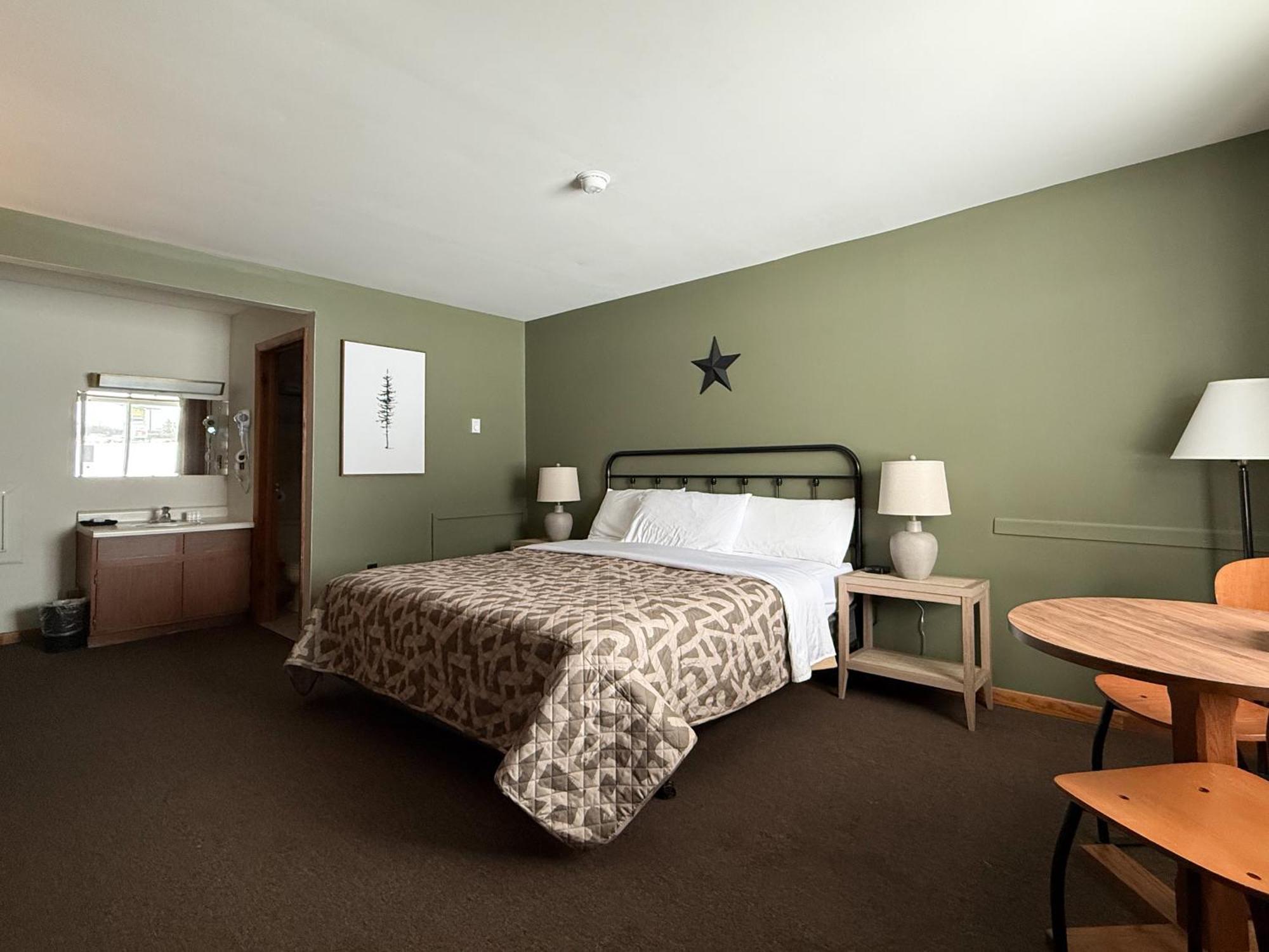 The Trail Inn - Newberry, Mi - Formerly Knollwood Inn - 13467 M-28 المظهر الخارجي الصورة