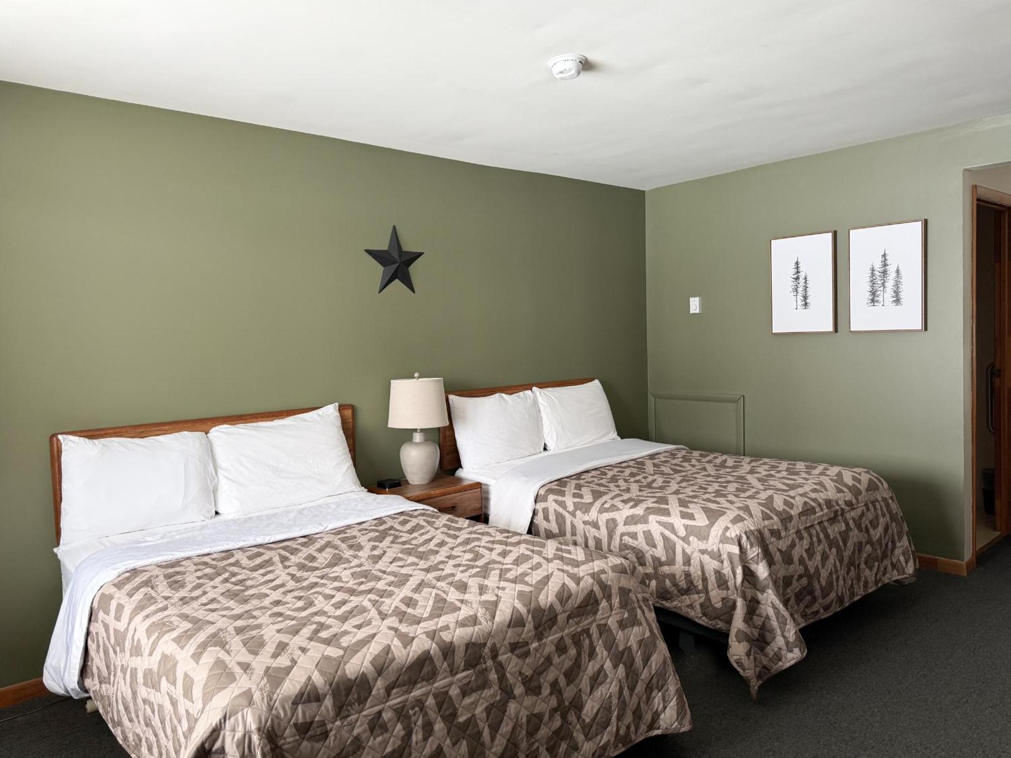 The Trail Inn - Newberry, Mi - Formerly Knollwood Inn - 13467 M-28 المظهر الخارجي الصورة
