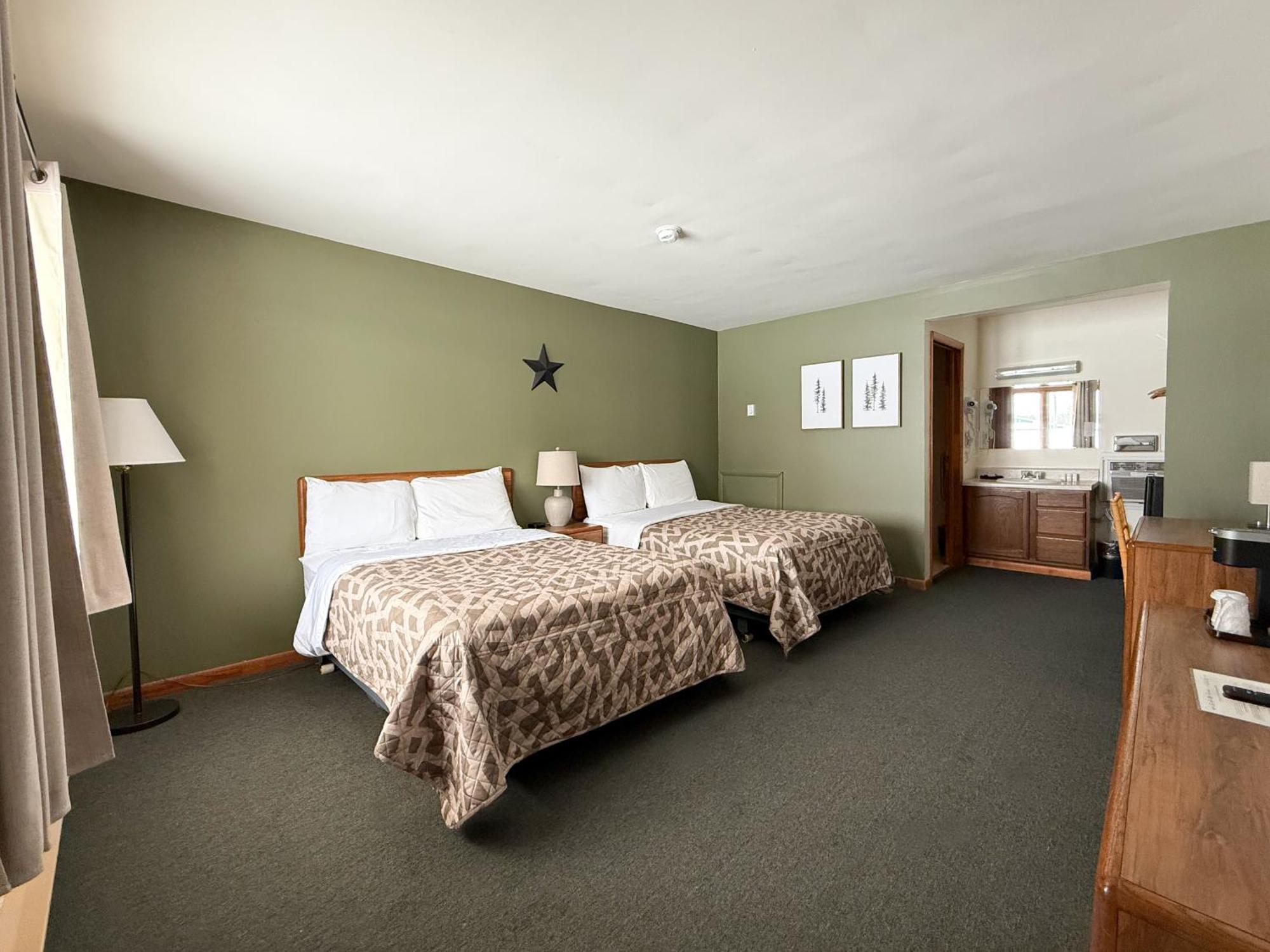 The Trail Inn - Newberry, Mi - Formerly Knollwood Inn - 13467 M-28 المظهر الخارجي الصورة