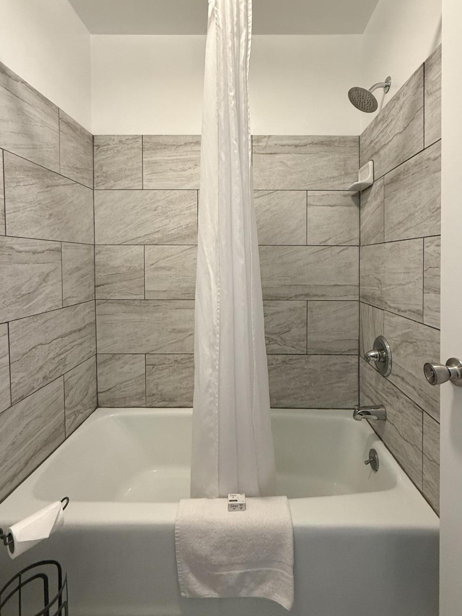 The Trail Inn - Newberry, Mi - Formerly Knollwood Inn - 13467 M-28 المظهر الخارجي الصورة