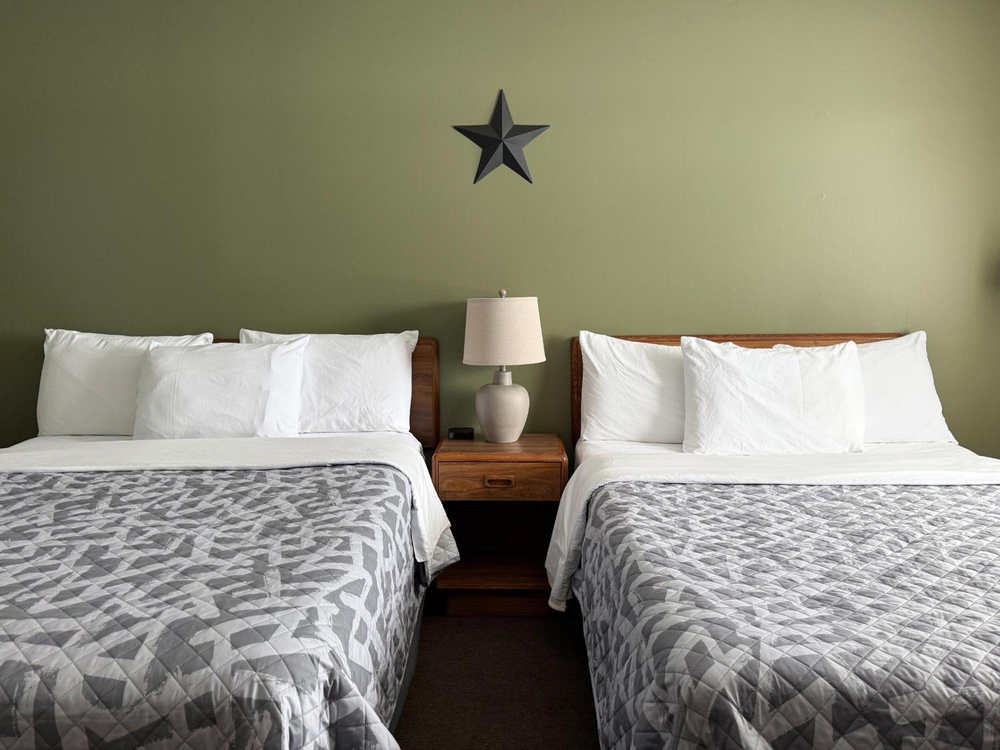 The Trail Inn - Newberry, Mi - Formerly Knollwood Inn - 13467 M-28 المظهر الخارجي الصورة