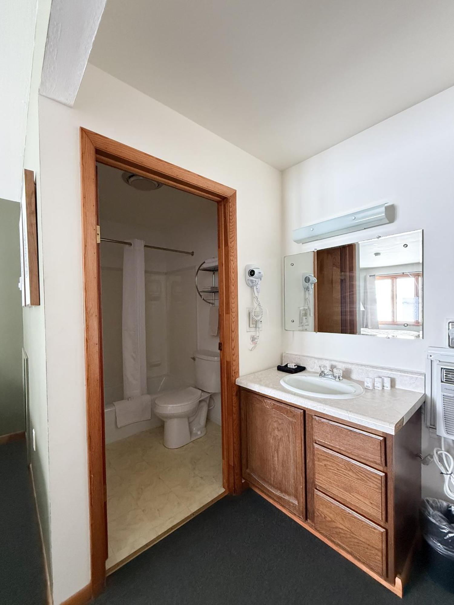 The Trail Inn - Newberry, Mi - Formerly Knollwood Inn - 13467 M-28 المظهر الخارجي الصورة